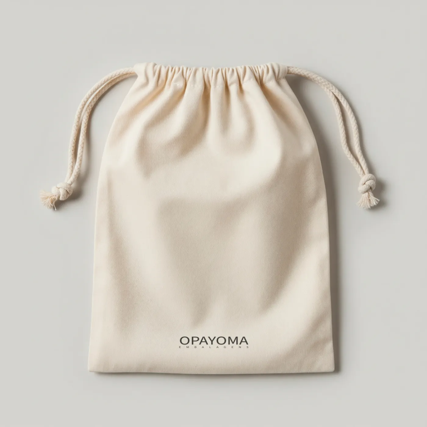 Saco de tecido bege com logo Opayoma